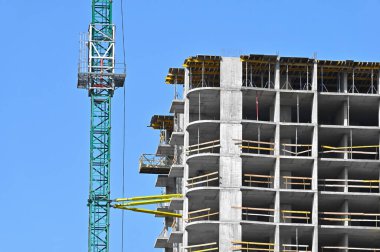 Turna ve bina mavi gökyüzüne karşı yapım aşamasında