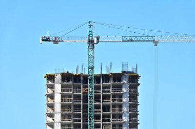 Turna ve bina mavi gökyüzüne karşı yapım aşamasında