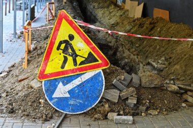 Yol inşaatında imza ve çit