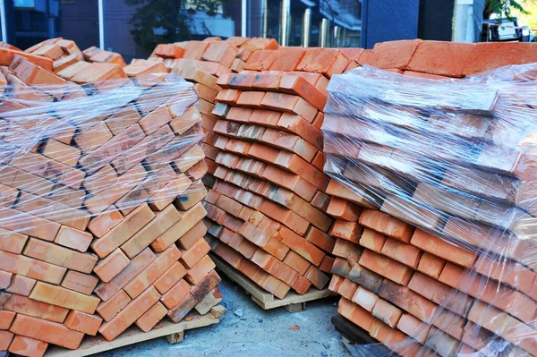 Stapel Roter Lehmziegel Auf Baustelle — Stockfoto