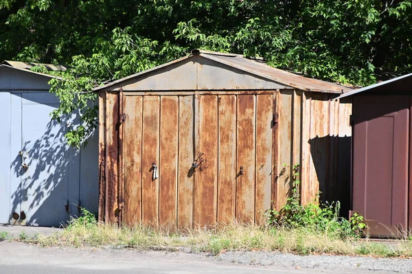 Garagem Dupla Portão Metal Velho Enferrujado — Fotografia de Stock