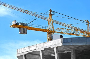 Turna ve bina mavi gökyüzüne karşı yapım aşamasında