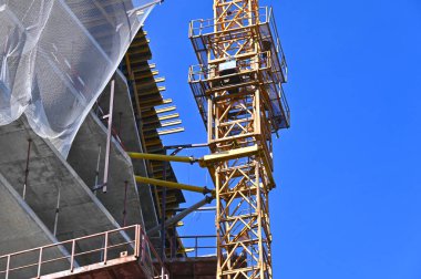 Turna ve bina mavi gökyüzüne karşı yapım aşamasında