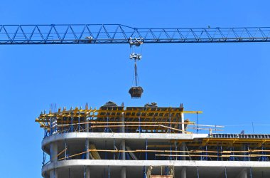 Turna ve bina mavi gökyüzüne karşı yapım aşamasında