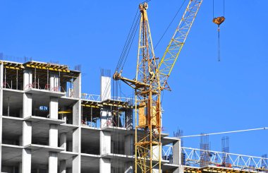 Turna ve bina mavi gökyüzüne karşı yapım aşamasında