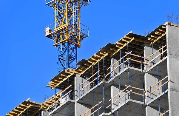 Kran Und Gebäude Bau Vor Blauem Himmel — Stockfoto