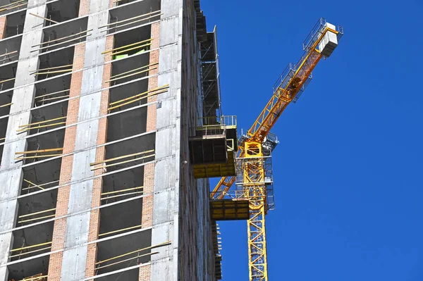 Grue Bâtiment Construction Contre Ciel Bleu — Photo