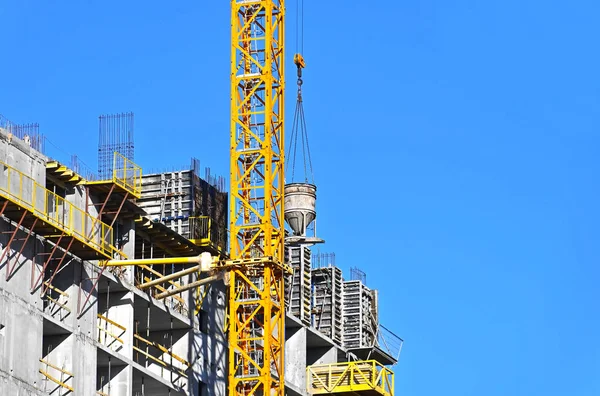 Kran Und Gebäude Bau Vor Blauem Himmel — Stockfoto