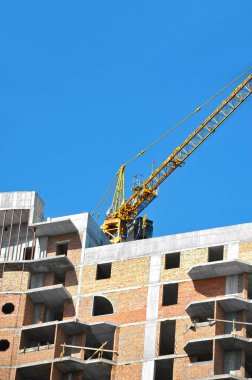 Turna ve bina mavi gökyüzüne karşı yapım aşamasında