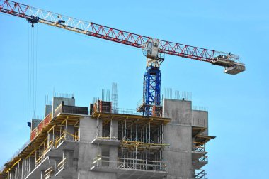 Turna ve bina mavi gökyüzüne karşı yapım aşamasında