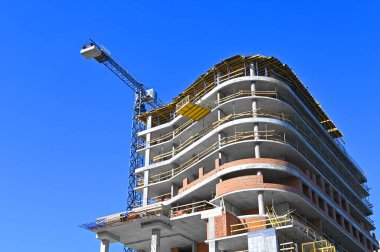 Turna ve bina mavi gökyüzüne karşı yapım aşamasında