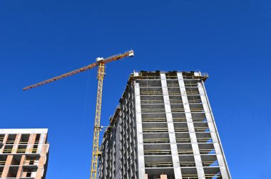 Turna ve bina mavi gökyüzüne karşı yapım aşamasında