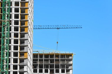 Turna ve bina mavi gökyüzüne karşı yapım aşamasında