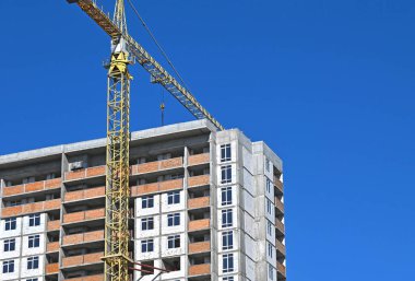 Turna ve bina mavi gökyüzüne karşı yapım aşamasında