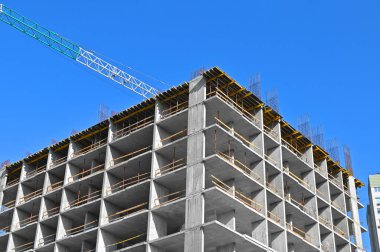Turna ve bina mavi gökyüzüne karşı yapım aşamasında