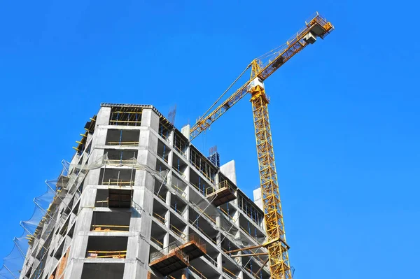 Kran Und Gebäude Bau Vor Blauem Himmel — Stockfoto