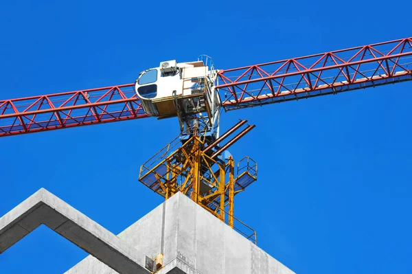 Gru Edificio Costruzione Contro Cielo Blu — Foto Stock