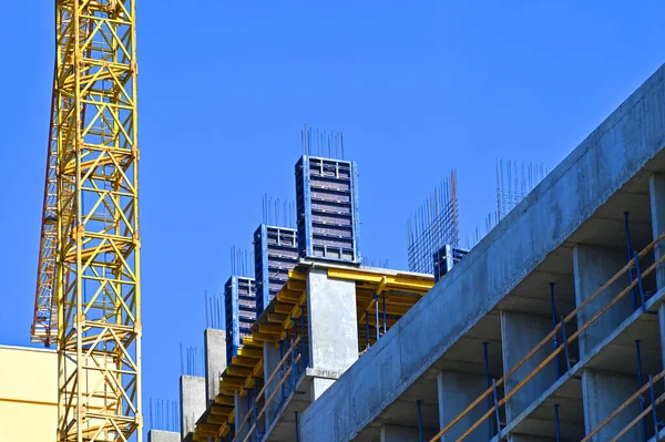 Kraanvogel Gebouw Aanbouw Tegen Blauwe Lucht — Stockfoto