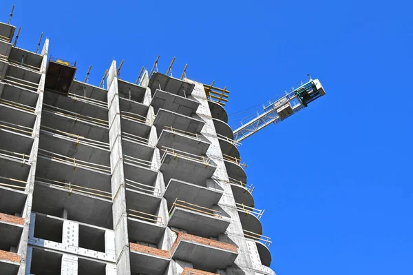 Guindaste Construção Construção Contra Céu Azul — Fotografia de Stock