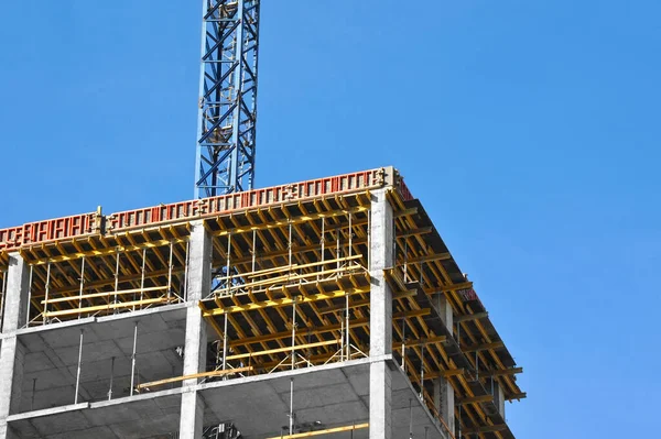 Kran Und Gebäude Bau Vor Blauem Himmel — Stockfoto