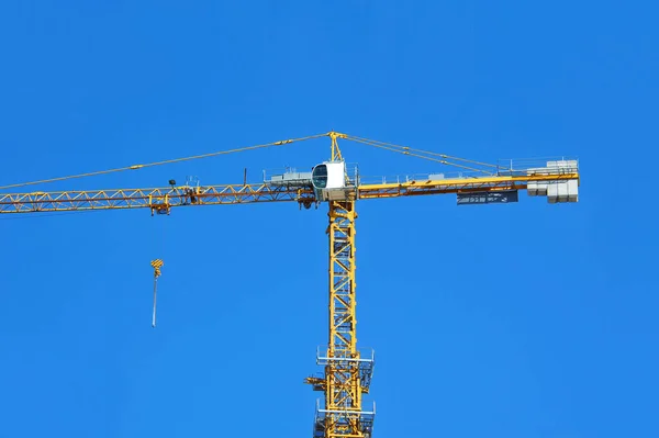 Grande Grue Tour Construction Contre Ciel Bleu — Photo