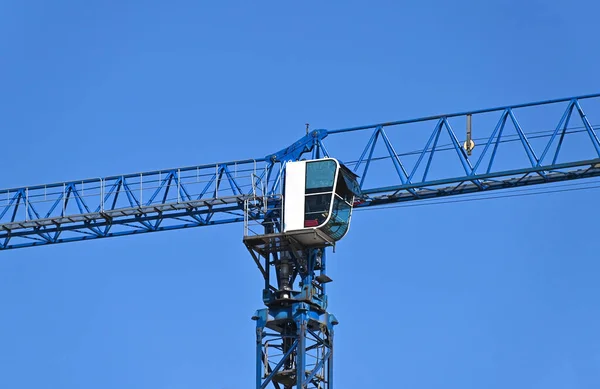 Menara Konstruksi Tinggi Derek Terhadap Langit Biru — Stok Foto