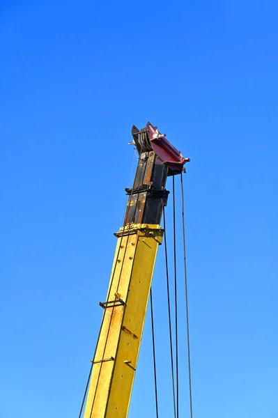 蓝天下移动式建筑塔式起重机 — 图库照片