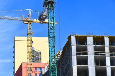 Turna ve bina mavi gökyüzüne karşı yapım aşamasında