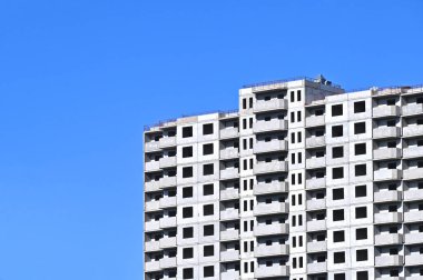 Turna ve bina mavi gökyüzüne karşı yapım aşamasında