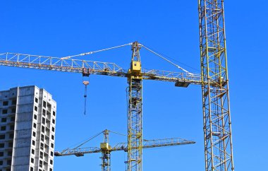 Turna ve bina mavi gökyüzüne karşı yapım aşamasında