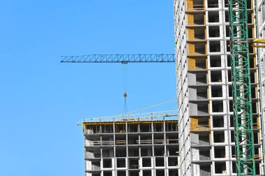 Turna ve bina mavi gökyüzüne karşı yapım aşamasında