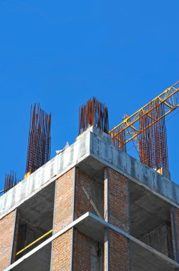 Turna ve bina mavi gökyüzüne karşı yapım aşamasında