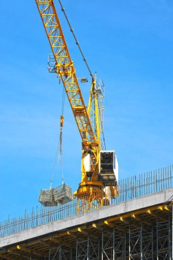 Turna ve bina mavi gökyüzüne karşı yapım aşamasında