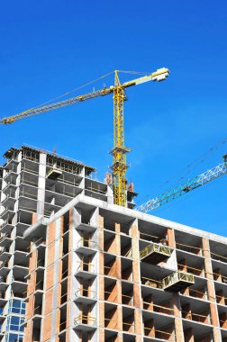 Turna ve bina mavi gökyüzüne karşı yapım aşamasında