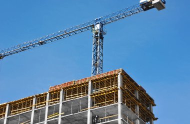 Turna ve bina mavi gökyüzüne karşı yapım aşamasında