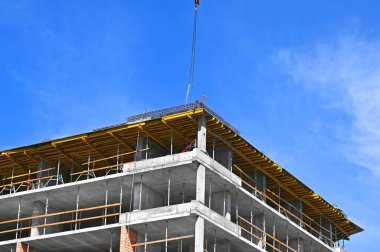 Yüksek binalı inşaat inşaat iskelesi ile çalışıyor