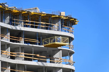 Yüksek binalı inşaat inşaat iskelesi ile çalışıyor
