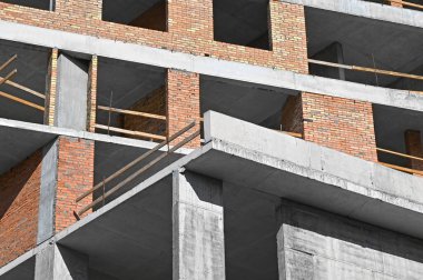 İnşaat inşaatı beton ve tuğladan yapılıyor.