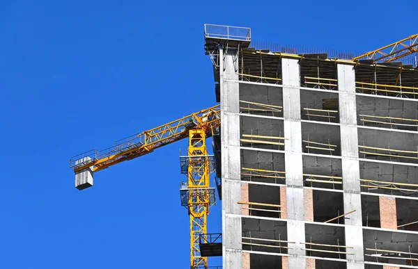 Kran Und Gebäude Bau Vor Blauem Himmel — Stockfoto