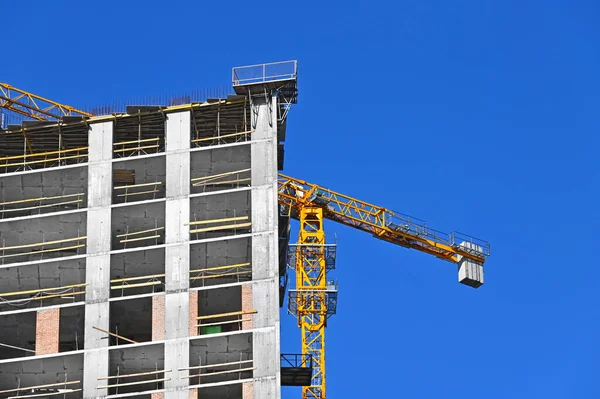 Guindaste Construção Construção Contra Céu Azul — Fotografia de Stock