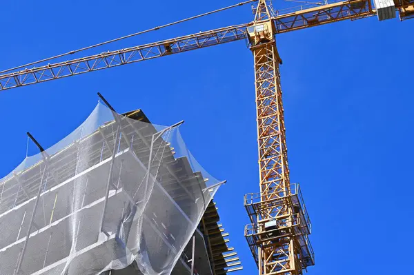 Gru Edificio Costruzione Contro Cielo Blu — Foto Stock