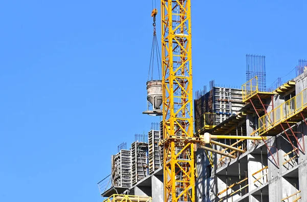 Kran Und Gebäude Bau Vor Blauem Himmel — Stockfoto