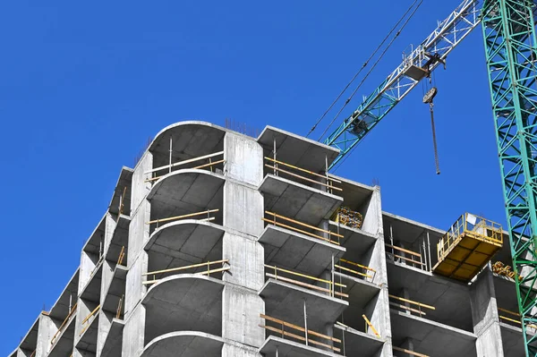 Kran Und Gebäude Bau Vor Blauem Himmel — Stockfoto