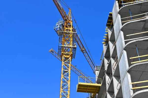 Gru Edificio Costruzione Contro Cielo Blu — Foto Stock