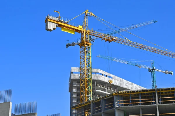 Grue Bâtiment Construction Contre Ciel Bleu — Photo