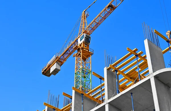 Grúa Construcción Construcción Contra Cielo Azul — Foto de Stock