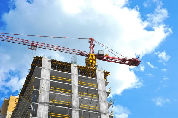 Gru Edificio Costruzione Contro Cielo Blu — Foto Stock