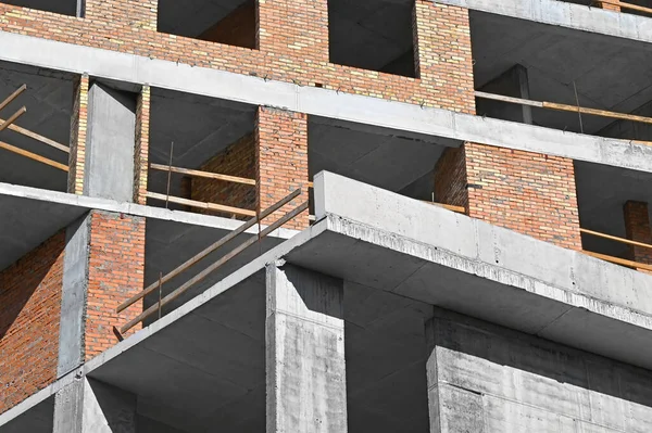 İnşaat inşaatı beton ve tuğladan yapılıyor.