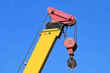 Mobil inşaat kulesi vinci mavi gökyüzüne karşı