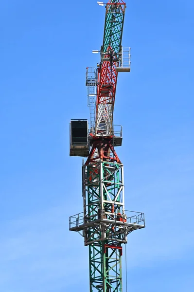 Guindaste Torre Construção Alta Contra Céu Azul — Fotografia de Stock